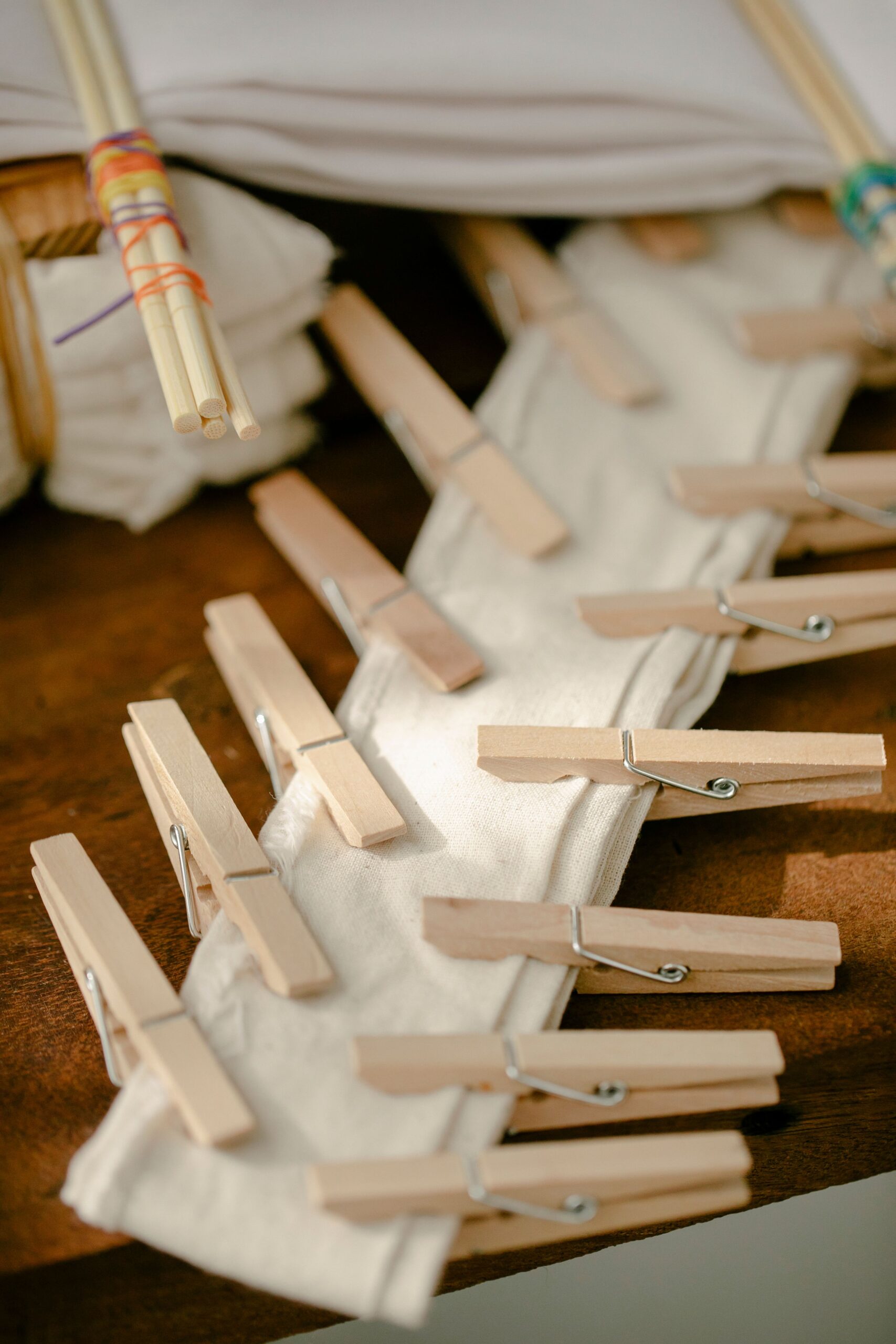 Une pince pour se rencontrer
Envie de briser la glace dès le cocktail ? Distribuez une pince à linge à chacun de vos invités. Leur mission : l&rsquo;accrocher discrètement sur un autre invité sans se faire remarquer. Une animation simple, amusante et idéale pour encourager les échanges, surtout lorsque tous les invités ne se connaissent pas encore.
